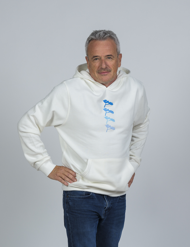 Hoodie-coton-bio-Le-Rainbow-2023-4-arbres-bleu-02-Miae