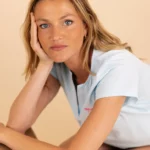 Le Délicat, T-shirt Femme, col V ,Bleu ciel en coton bio.