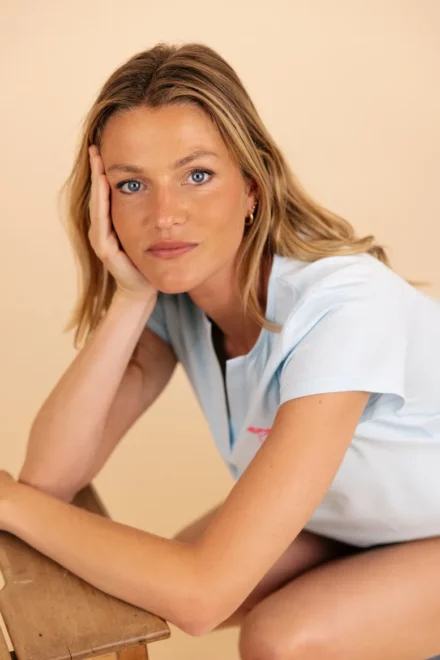 Le Délicat, T-shirt Femme, col V ,Bleu ciel en coton bio.