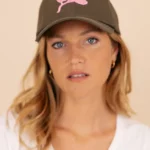 Casquette Kaki et son Pin Rose.