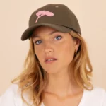 Casquette Kaki et son Pin Rose.