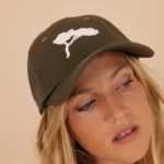 Casquette Kaki et son Pin Blanc.