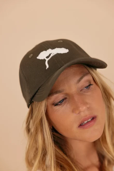 Casquette Kaki et son Pin Blanc.