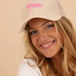 L'Indispensable ,Casquette velours écrue et son arbre Rose.