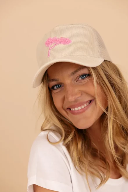 L'Indispensable ,Casquette velours écrue et son arbre Rose.