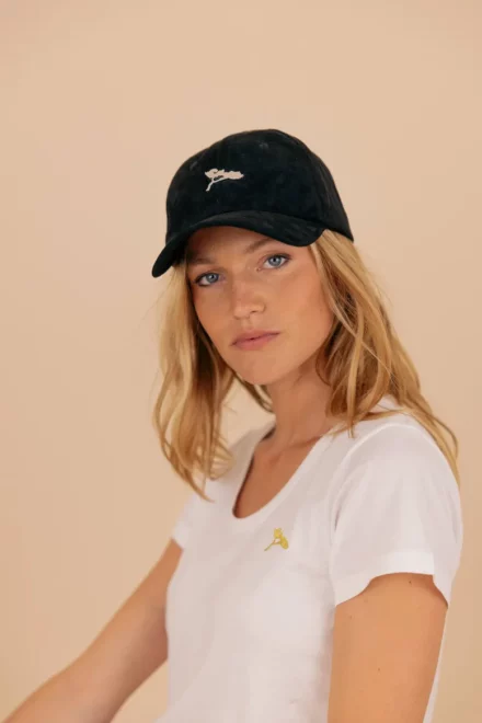 Casquette en Suédine et son pin Argenté
