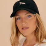 Casquette en Suédine et son pin Argenté