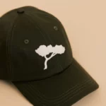 Casquette Kaki et son Pin Blanc.
