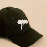 Casquette Kaki et son Pin Blanc.