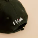 Casquette Kaki et son Pin Blanc.