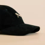 Casquette en Suédine et son pin Argenté