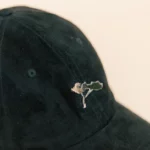 Casquette en Suédine et son pin Argenté
