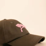 Casquette Kaki et son Pin Rose.