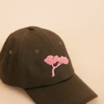 Casquette Kaki et son Pin Rose.