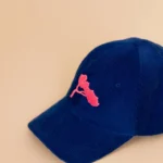 Casquette La Cobalt et son Pin Rose.