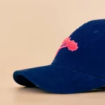 Casquette La Cobalt et son Pin Rose.