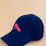 Casquette La Cobalt et son Pin Rose.