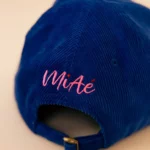 Casquette La Cobalt et son Pin Rose.