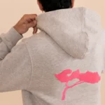 Le Complice, Hoodie, Gris et son Pin Rose en coton bio et modal.